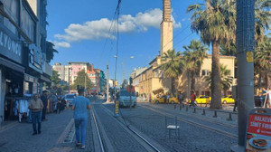 Tramvay teli koptu, vatandaşlar aldırış etmeden yoluna devam etti