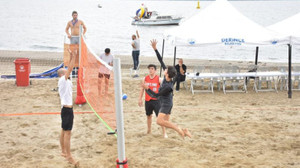 Derince' de plaj voleybolu coşkusu!