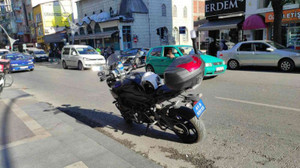 Motokurye önündeki araca çarptı!