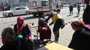 Husumetliler cami avlusunda kavga etti Makasla yaralanan var!