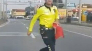 Türk bayrağı yere düşünce trafiği durdurdu