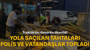 Traktörün römorku devrildi Yola saçılan tahtaları polis ve vatandaşlar topladı