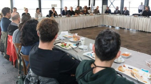 Büyükakın Şehir Tiyatroları ekibiyle bir araya geldi