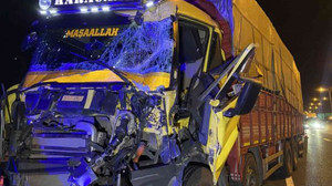 2 kamyon çarpıştı, araçta sıkışan sürücü yaralandı