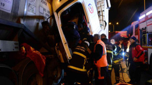 Tankerle çarpışan tır, kağıt gibi ezildi, sürücü 1 saatte çıkarıldı