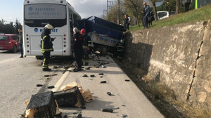 İzmit'te Efe Tur servisi ile kamyonet çarpıştı, yaralılar var
