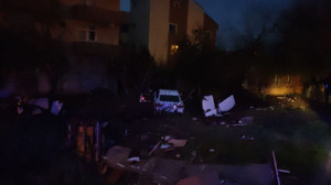 Kontrolden çıkan otomobil evin bahçesine daldı