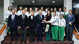 Şampiyon voleybolcular, kupalarını Rektöre takdim etti