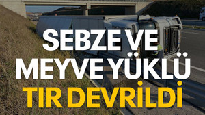 Sebze ve meyve yüklü tır devrildi