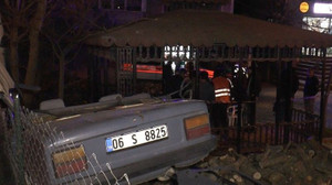Otomobil çay bahçesine uçtu yaralılar var