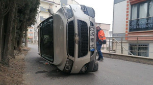 Kontrolü kaybetti, otomobil yan yattı