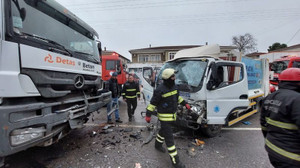 Beton pompası ile kamyon kafa kafaya çarpıştı