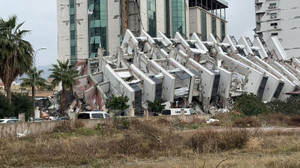 Deprem Hatay’da yıkıcı ve yakıcı oldu... Boru hattı patladı
