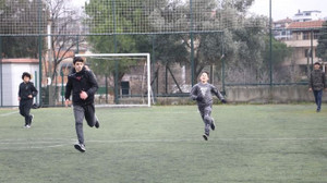 Depremzede çocuklara futbol jesti!