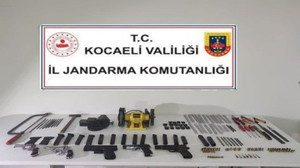 İkamete yapılan operasyonda onlarca tabanca ele geçirildi