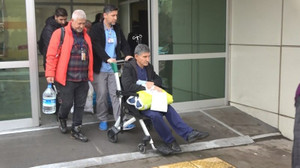 Depremzede yaşlı çifte bakın kimler yardım eli uzattı
