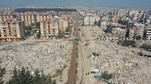 Defne’de enkazı Büyükşehir kaldırıyor