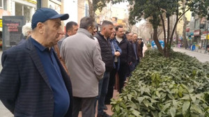 İtfaiye yangını söndürdü, vatandaş meraklı gözlerle olan biteni izledi