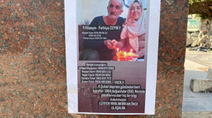 Depremde kaybolan yakınlarını astıkları ilanlarla arıyorlar