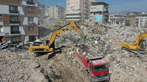 Büyükşehir, Hatay'da ağır hasarlı 51 binanın yıkımını gerçekleştirdi