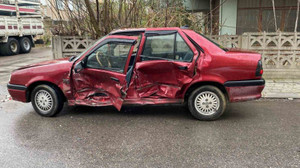 Önce otomobille çarpıştı, sonra duvara vurdu, sürücü sıkıştı
