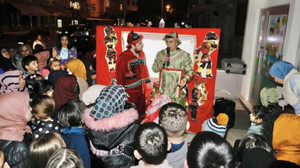 Körfezli çocuklar Hacivat-Karagöz ile eğlendi