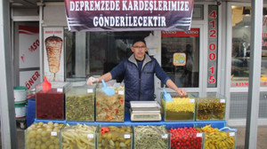 29 yıllık tezgahını son kez depremzedeler için açtı