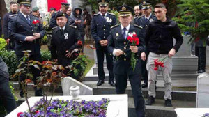 Polis haftasında şehitler de unutulmadı, emniyet müdürü tek tek mezarlarına karanfil bıraktı