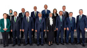AKP'li vekiller ve adaylar fotoğraf çekimi için stüdyoya girdi