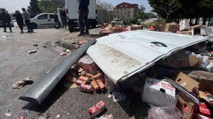 Kaza yapan araçtaki meşrubatlar yola saçıldı, 1 yaralı