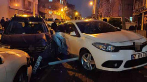 Hafif ticari araç park halindeki iki otomobili kullanılamaz hale getirdi