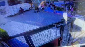 3 Öğrenci okula gidecekleri servisin altında kaldı!