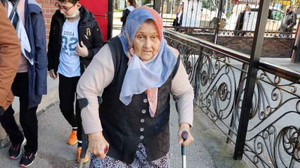 Engelli Nazile teyze tek başına oyunu kullandı