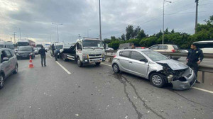 Duran tır zincirleme kazaya sebep oldu