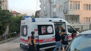 Rögar kapağına takılan otomobilin hava yastıkları patladı: 2 kişi yaralandı