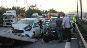 Arıza yapan kamyon zincirleme kazaya sebep oldu: 2 kişi yaralandı