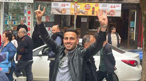 Millet İttifakının önünden slogan ve işaretlerle geçtiler