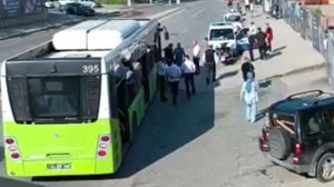 Belediye otobüsü ile SUV araç kazaya karıştı: Şoförler birbirine girdi