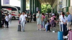 Otogarda bayram yoğunluğu başladı: Kimi tatile kimi aile ziyaretine gidiyor