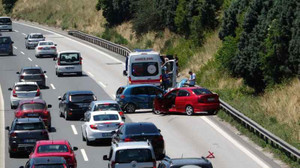 2 otomobil çarpıştı, uzun araç kuyruğu oluştu