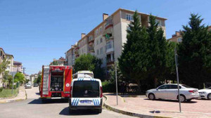 Ocaktaki yemeği unutup uyumuştu, komşusu kapıyı kırarak kurtardı