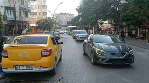 Ticari taksi ile çarpışan motosikletli metrelerce savruldu