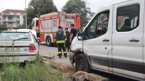 Kamyonetle çarpışan otomobil savruldu, sürücü sıkıştı