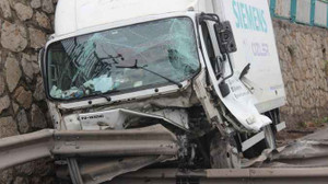 Yoldan çıkan otomobil önce bariyerlere ardından duvara çarptı