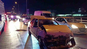 Kocaeli’de otomobil, kırmızı ışıkta duran araca çarptı: 1 yaralı