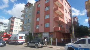 Sinir krizi geçirdi, kelepçelenerek ambulansa taşındı