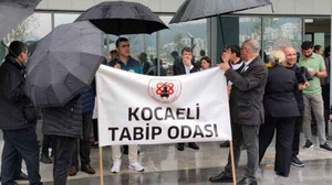 Şehir hastanesi önünde sağlıkta şiddeti protesto ettiler