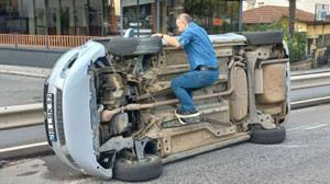 Yan yatan otomobilin yuvarlanmasını bariyer engelledi