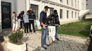 Hırsızlık suçundan yakalandı, kucağında bebekle adliyeye sevk edildi