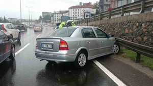Yağış sebebiyle otomobil bariyerlere çarptı: 1 yaralı